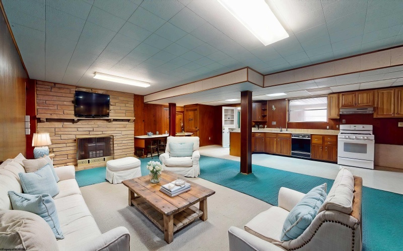 1914 Country Club Road, Fairmont, West Virginia 26554, 4 Bedrooms Bedrooms, 10 Rooms Rooms,3 BathroomsBathrooms,Single Family Detached,For Sale,Country Club,10159449