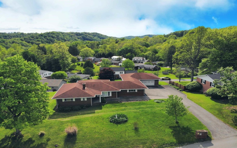 1914 Country Club Road, Fairmont, West Virginia 26554, 4 Bedrooms Bedrooms, 10 Rooms Rooms,3 BathroomsBathrooms,Single Family Detached,For Sale,Country Club,10159449