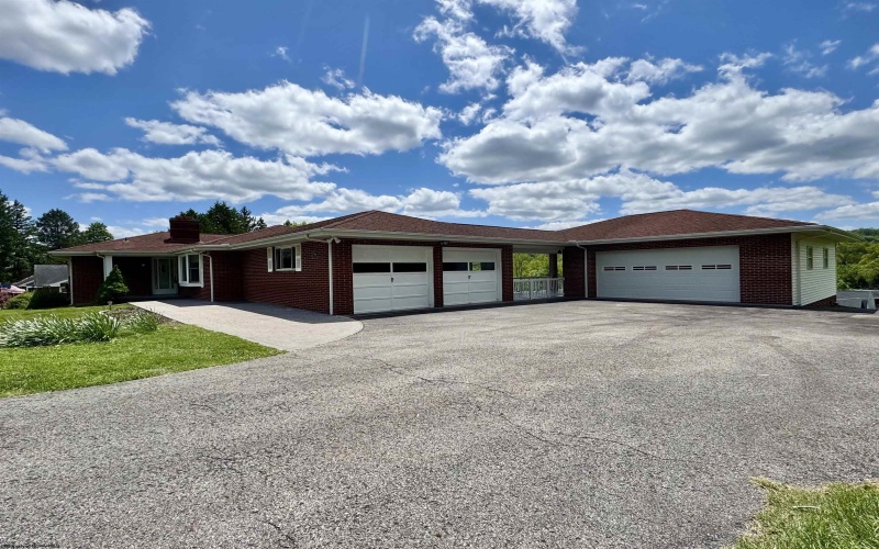 1914 Country Club Road, Fairmont, West Virginia 26554, 4 Bedrooms Bedrooms, 10 Rooms Rooms,3 BathroomsBathrooms,Single Family Detached,For Sale,Country Club,10159449