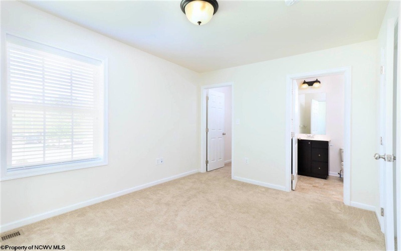 40 Barrington Court, Bridgeport, West Virginia 26330, 2 Bedrooms Bedrooms, 6 Rooms Rooms,2 BathroomsBathrooms,Single Family Attached,For Sale,Barrington,10159474