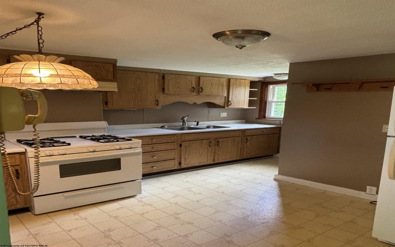112 Center Street, Kingwood, West Virginia 26537, 3 Bedrooms Bedrooms, 6 Rooms Rooms,1 BathroomBathrooms,Single Family Detached,For Sale,Center,10159511