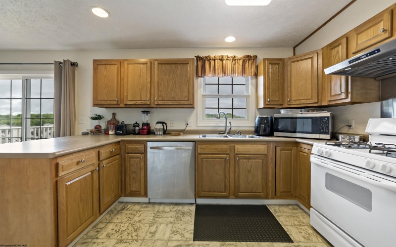 124 Donna Avenue, Morgantown, West Virginia 26505, 3 Bedrooms Bedrooms, 9 Rooms Rooms,2 BathroomsBathrooms,Single Family Attached,For Sale,Donna,10159510