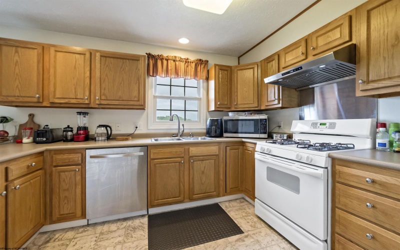 124 Donna Avenue, Morgantown, West Virginia 26505, 3 Bedrooms Bedrooms, 9 Rooms Rooms,2 BathroomsBathrooms,Single Family Attached,For Sale,Donna,10159510