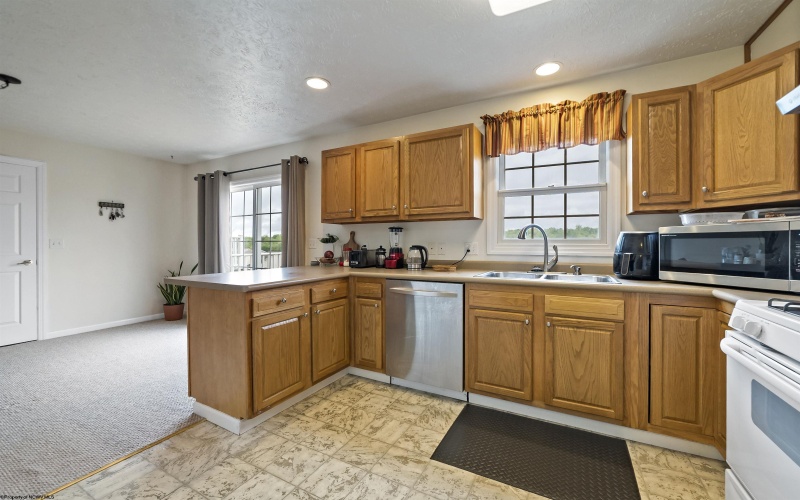 124 Donna Avenue, Morgantown, West Virginia 26505, 3 Bedrooms Bedrooms, 9 Rooms Rooms,2 BathroomsBathrooms,Single Family Attached,For Sale,Donna,10159510