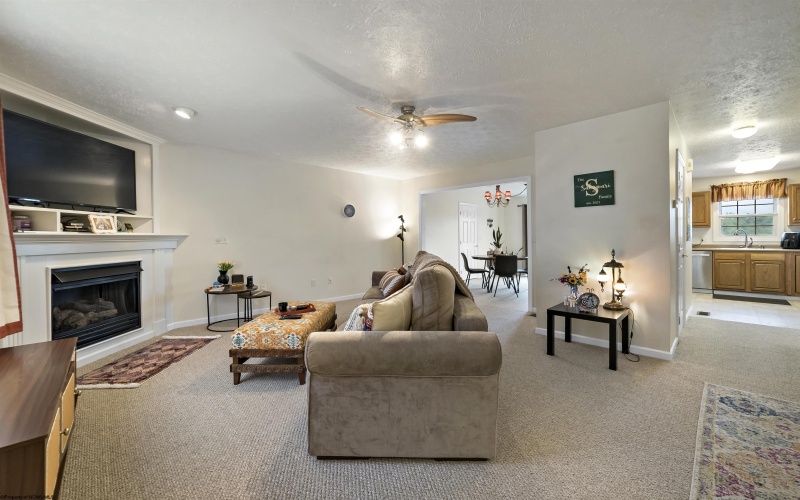 124 Donna Avenue, Morgantown, West Virginia 26505, 3 Bedrooms Bedrooms, 9 Rooms Rooms,2 BathroomsBathrooms,Single Family Attached,For Sale,Donna,10159510