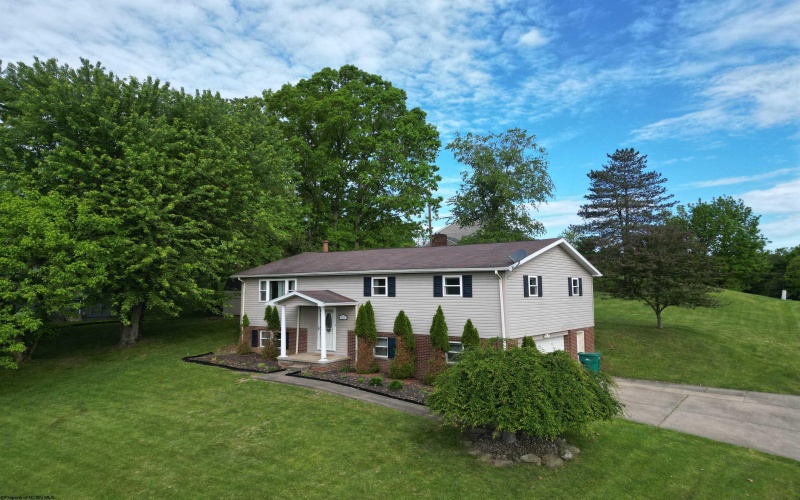 111 Brentwood Drive, Bridgeport, West Virginia 26330, 3 Bedrooms Bedrooms, 8 Rooms Rooms,2 BathroomsBathrooms,Single Family Detached,For Sale,Brentwood,10159507