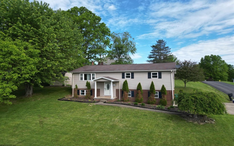 111 Brentwood Drive, Bridgeport, West Virginia 26330, 3 Bedrooms Bedrooms, 8 Rooms Rooms,2 BathroomsBathrooms,Single Family Detached,For Sale,Brentwood,10159507
