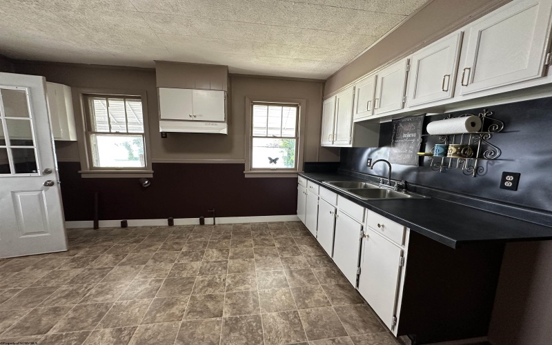 208 Jefferson Street, Mannington, West Virginia 26582, 2 Bedrooms Bedrooms, 5 Rooms Rooms,1 BathroomBathrooms,Single Family Detached,For Sale,Jefferson,10159521