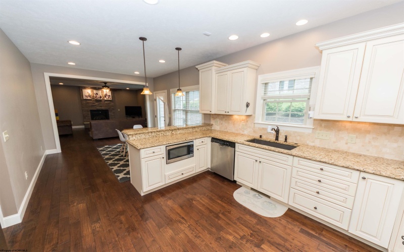 15 Berkshire Drive, Morgantown, West Virginia 26508, 5 Bedrooms Bedrooms, 12 Rooms Rooms,4 BathroomsBathrooms,Single Family Detached,For Sale,Berkshire,10159538