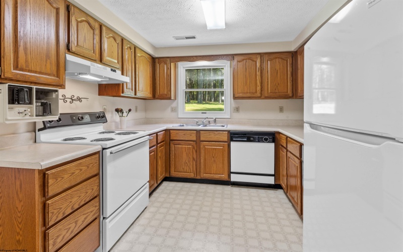 42 Ice Linn Lane, Fairmont, West Virginia 26554, 3 Bedrooms Bedrooms, 7 Rooms Rooms,2 BathroomsBathrooms,Single Family Detached,For Sale,Ice Linn,10159596
