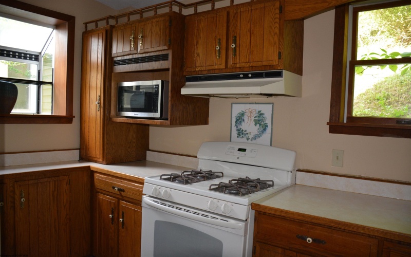 235 Cottage Avenue, Weston, West Virginia 26452, 3 Bedrooms Bedrooms, 9 Rooms Rooms,1 BathroomBathrooms,Single Family Detached,For Sale,Cottage,10159603