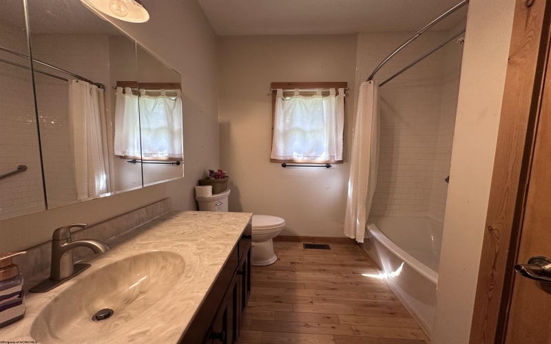 717 Lakeview Drive, Horner, West Virginia 26372, 4 Bedrooms Bedrooms, 7 Rooms Rooms,3 BathroomsBathrooms,Single Family Detached,For Sale,Lakeview,10159618