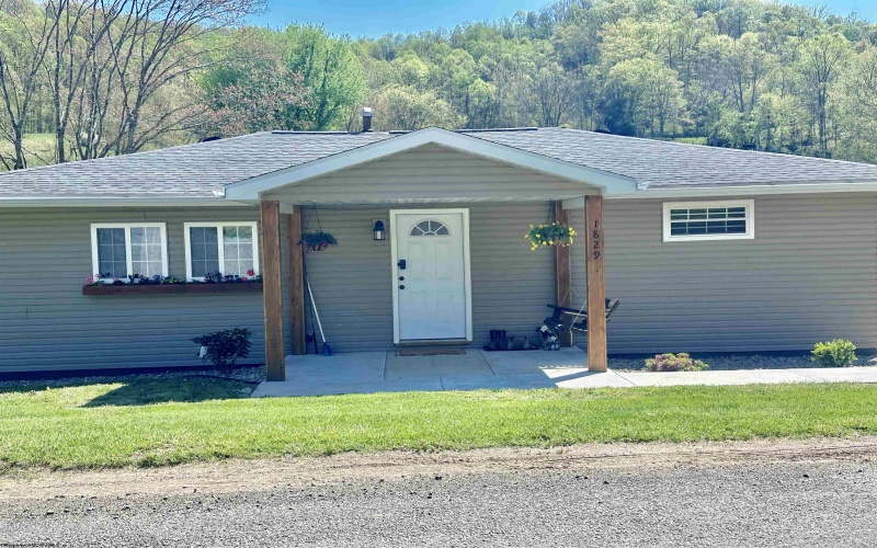 1829 Crooked Run Road, Clarksburg, West Virginia 26301, 3 Bedrooms Bedrooms, 5 Rooms Rooms,1 BathroomBathrooms,Single Family Detached,For Sale,Crooked Run,10159619