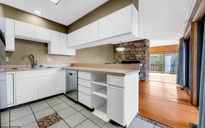 405 Lakeview Estates, Morgantown, West Virginia 26508, 2 Bedrooms Bedrooms, 7 Rooms Rooms,3 BathroomsBathrooms,Single Family Attached,For Sale,Lakeview,10159614