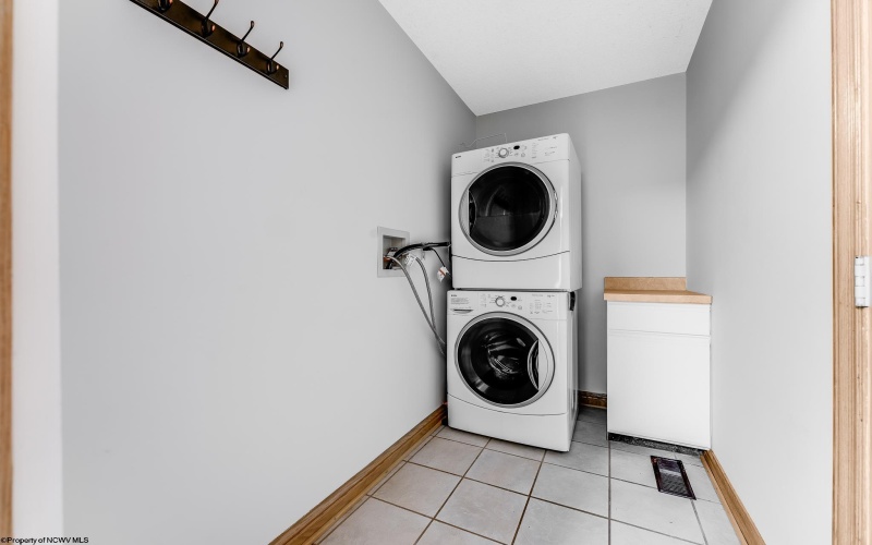 405 Lakeview Estates, Morgantown, West Virginia 26508, 2 Bedrooms Bedrooms, 7 Rooms Rooms,3 BathroomsBathrooms,Single Family Attached,For Sale,Lakeview,10159614