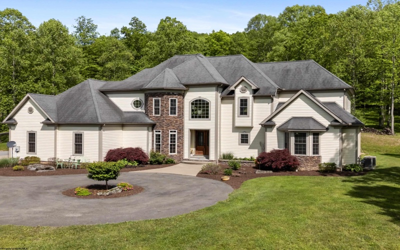 40 Briarwood Drive, Elkins, West Virginia 26241, 3 Bedrooms Bedrooms, 8 Rooms Rooms,3 BathroomsBathrooms,Single Family Detached,For Sale,Briarwood,10159630