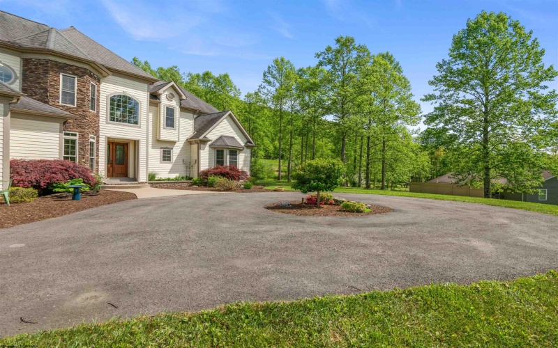 40 Briarwood Drive, Elkins, West Virginia 26241, 3 Bedrooms Bedrooms, 8 Rooms Rooms,3 BathroomsBathrooms,Single Family Detached,For Sale,Briarwood,10159630