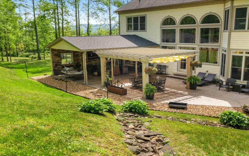 40 Briarwood Drive, Elkins, West Virginia 26241, 3 Bedrooms Bedrooms, 8 Rooms Rooms,3 BathroomsBathrooms,Single Family Detached,For Sale,Briarwood,10159630