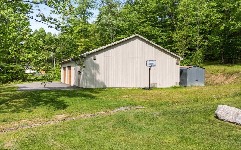 40 Briarwood Drive, Elkins, West Virginia 26241, 3 Bedrooms Bedrooms, 8 Rooms Rooms,3 BathroomsBathrooms,Single Family Detached,For Sale,Briarwood,10159630