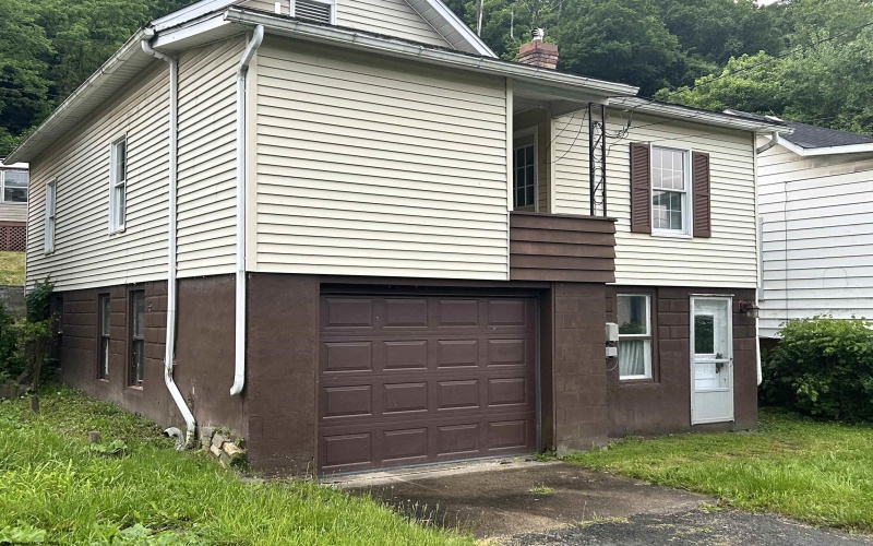 108 Bridge Street, Monongah, West Virginia 26554, 1 Bedroom Bedrooms, 4 Rooms Rooms,1 BathroomBathrooms,Single Family Detached,For Sale,Bridge,10159623