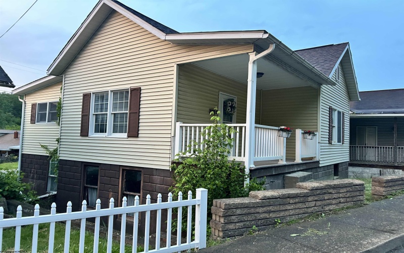 108 Bridge Street, Monongah, West Virginia 26554, 1 Bedroom Bedrooms, 4 Rooms Rooms,1 BathroomBathrooms,Single Family Detached,For Sale,Bridge,10159623