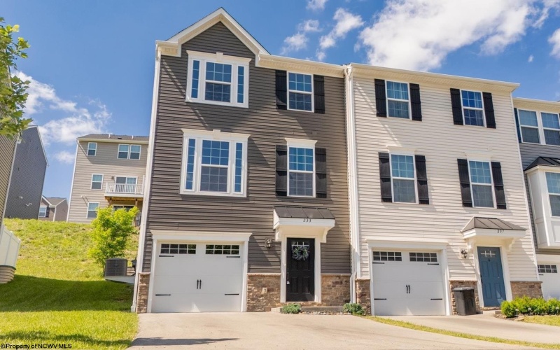 233 Stonehurst Drive, Morgantown, West Virginia 26501, 3 Bedrooms Bedrooms, 8 Rooms Rooms,2 BathroomsBathrooms,Single Family Attached,For Sale,Stonehurst,10159700
