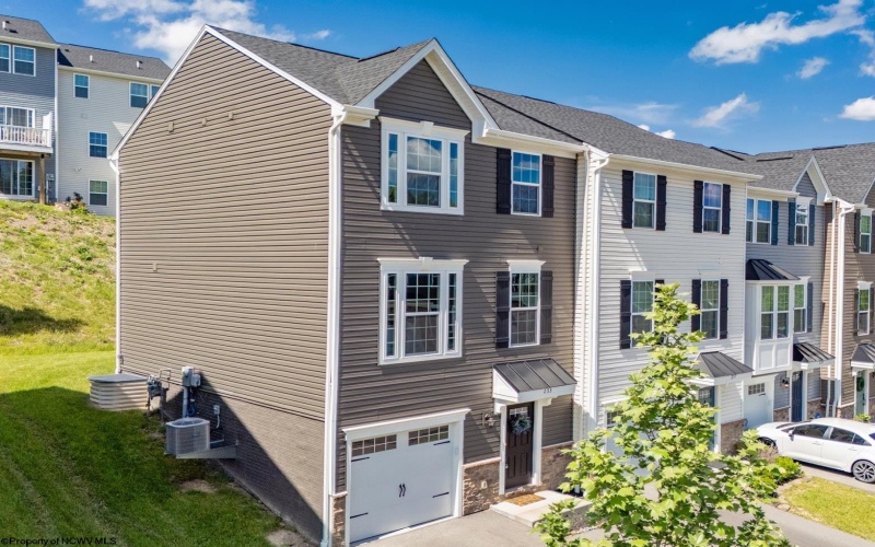 233 Stonehurst Drive, Morgantown, West Virginia 26501, 3 Bedrooms Bedrooms, 8 Rooms Rooms,2 BathroomsBathrooms,Single Family Attached,For Sale,Stonehurst,10159700