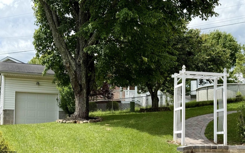 133 Ridgeway Drive, Bridgeport, West Virginia 26330, 3 Bedrooms Bedrooms, 11 Rooms Rooms,3 BathroomsBathrooms,Single Family Detached,For Sale,Ridgeway,10159716