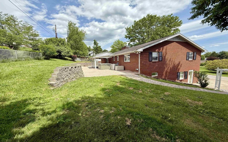 133 Ridgeway Drive, Bridgeport, West Virginia 26330, 3 Bedrooms Bedrooms, 11 Rooms Rooms,3 BathroomsBathrooms,Single Family Detached,For Sale,Ridgeway,10159716