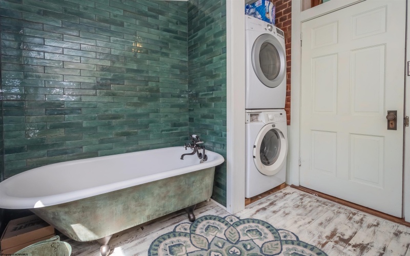 187 Leonard Lane, Franklin, West Virginia 26807-7044, 3 Bedrooms Bedrooms, 9 Rooms Rooms,2 BathroomsBathrooms,Single Family Detached,For Sale,Leonard,10159749