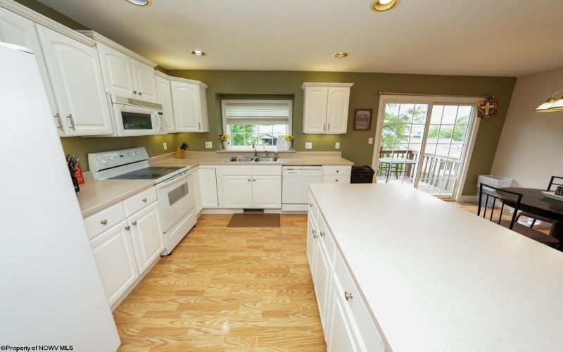 905 Ashton Place, Morgantown, West Virginia 26508, 2 Bedrooms Bedrooms, 6 Rooms Rooms,2 BathroomsBathrooms,Single Family Attached,For Sale,Ashton,10159766