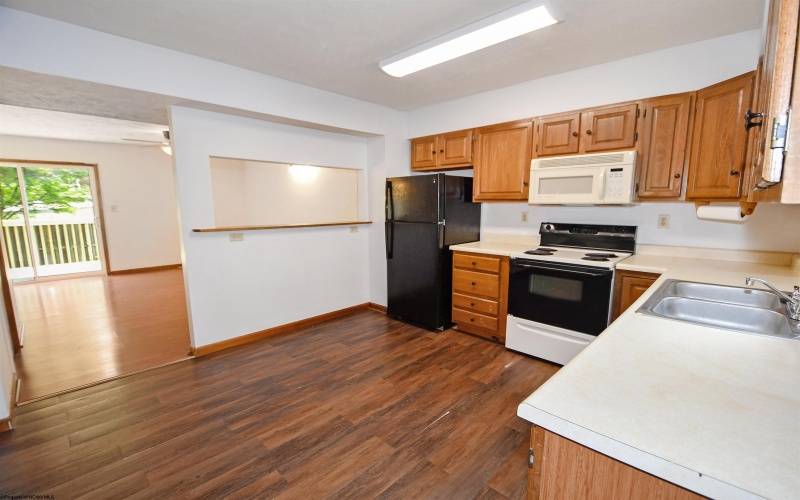 103 Cedarstone Road, Morgantown, West Virginia 26505, 3 Bedrooms Bedrooms, 6 Rooms Rooms,1 BathroomBathrooms,Single Family Attached,For Sale,Cedarstone,10159776