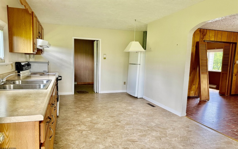502 Colfax Road, Fairmont, West Virginia 26554, 2 Bedrooms Bedrooms, 6 Rooms Rooms,1 BathroomBathrooms,Single Family Detached,For Sale,Colfax,10159801