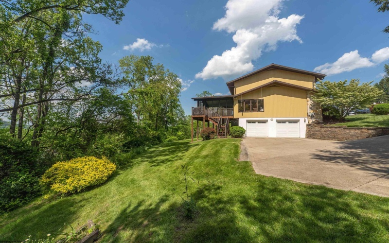 676 Kenwood Place, Morgantown, West Virginia 26505, 5 Bedrooms Bedrooms, 11 Rooms Rooms,3 BathroomsBathrooms,Single Family Detached,For Sale,Kenwood,10159784