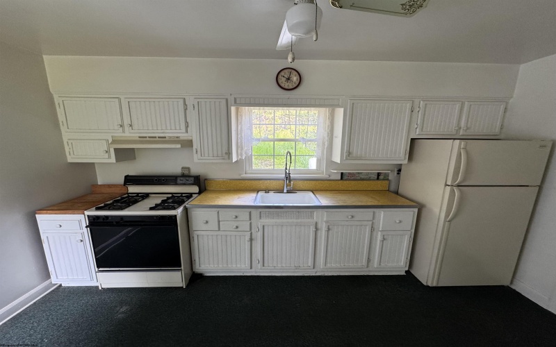 1350 College Park, Fairmont, West Virginia 26554, 2 Bedrooms Bedrooms, 4 Rooms Rooms,1 BathroomBathrooms,Single Family Detached,For Sale,College,10159792