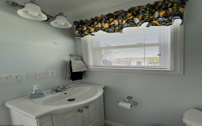 420 Fairfax Avenue, Davis, West Virginia 26260, 3 Bedrooms Bedrooms, 8 Rooms Rooms,2 BathroomsBathrooms,Single Family Detached,For Sale,Fairfax,10159805