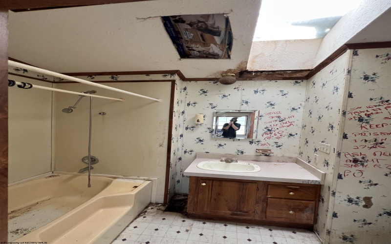 209 Thomas Avenue, Nutter Fort, West Virginia 26301, 3 Bedrooms Bedrooms, 7 Rooms Rooms,2 BathroomsBathrooms,Single Family Detached,For Sale,Thomas,10159807