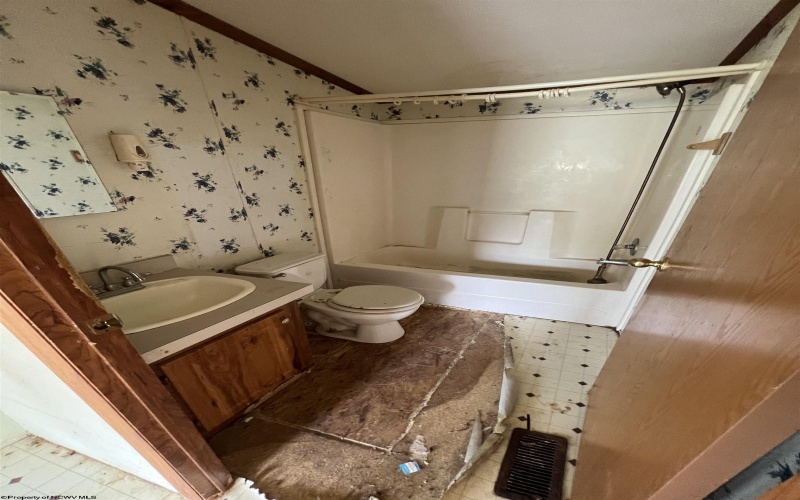 209 Thomas Avenue, Nutter Fort, West Virginia 26301, 3 Bedrooms Bedrooms, 7 Rooms Rooms,2 BathroomsBathrooms,Single Family Detached,For Sale,Thomas,10159807