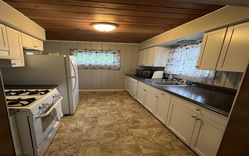 306 Thomas Avenue, Nutter Fort, West Virginia 26301, 2 Bedrooms Bedrooms, 5 Rooms Rooms,1 BathroomBathrooms,Single Family Detached,For Sale,Thomas,10159822