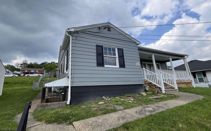 306 Thomas Avenue, Nutter Fort, West Virginia 26301, 2 Bedrooms Bedrooms, 5 Rooms Rooms,1 BathroomBathrooms,Single Family Detached,For Sale,Thomas,10159822