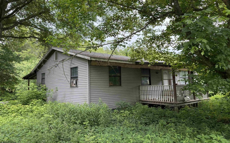833 Holiday Park, Salt Rock, West Virginia 25559, 3 Bedrooms Bedrooms, 6 Rooms Rooms,1 BathroomBathrooms,Single Family Detached,For Sale,Holiday,10159819
