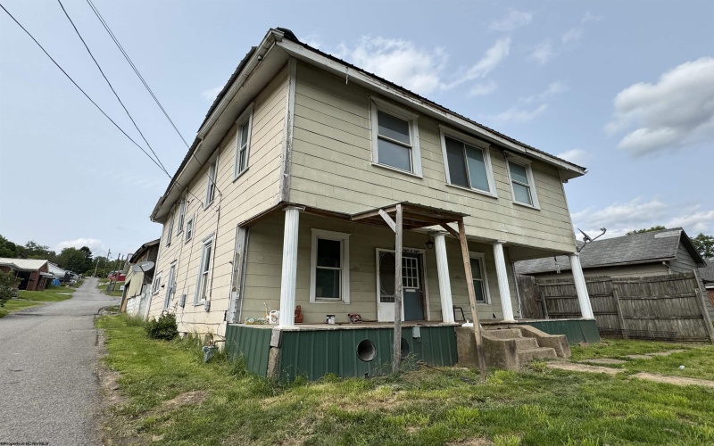 808 2nd Street, Weston, West Virginia 26452, 5 Bedrooms Bedrooms, 12 Rooms Rooms,1 BathroomBathrooms,Single Family Detached,For Sale,2nd,10159830