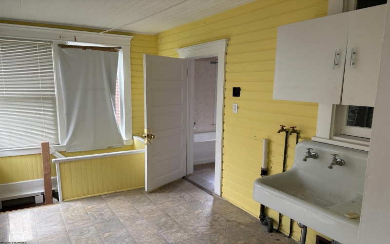 2309 Pride Avenue, Clarksburg, West Virginia 26301, 2 Bedrooms Bedrooms, 6 Rooms Rooms,1 BathroomBathrooms,Single Family Detached,For Sale,Pride,10159835
