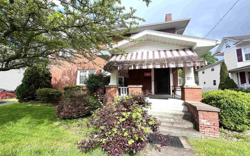 217 Maple Avenue, Clarksburg, West Virginia 26301, 3 Bedrooms Bedrooms, 9 Rooms Rooms,3 BathroomsBathrooms,Single Family Detached,For Sale,Maple,10158139