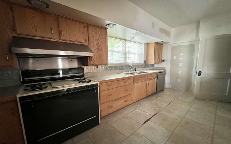 217 Maple Avenue, Clarksburg, West Virginia 26301, 3 Bedrooms Bedrooms, 9 Rooms Rooms,3 BathroomsBathrooms,Single Family Detached,For Sale,Maple,10158139