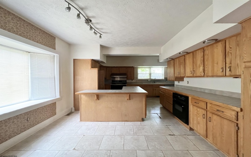 217 Maple Avenue, Clarksburg, West Virginia 26301, 3 Bedrooms Bedrooms, 9 Rooms Rooms,3 BathroomsBathrooms,Single Family Detached,For Sale,Maple,10158139