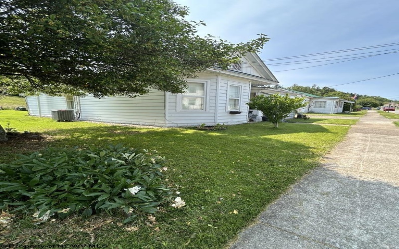 19 Pinnell Street, Buckhannon, West Virginia 26201, 2 Bedrooms Bedrooms, 5 Rooms Rooms,1 BathroomBathrooms,Single Family Detached,For Sale,Pinnell,10159858