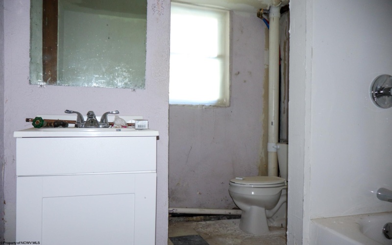 200 Spence Street, Fairmont, West Virginia 26554, 2 Bedrooms Bedrooms, 8 Rooms Rooms,1 BathroomBathrooms,Single Family Detached,For Sale,Spence,10159864