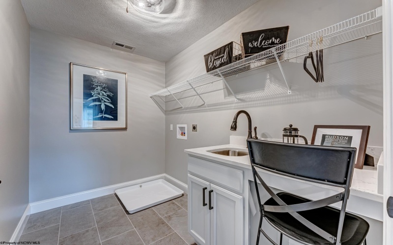 3 Cliff View Drive, Morgantown, West Virginia 26508, 3 Bedrooms Bedrooms, 6 Rooms Rooms,2 BathroomsBathrooms,Single Family Detached,For Sale,Cliff View,10159895