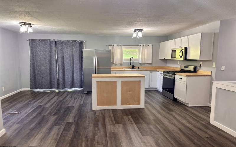 2073 Junkins Avenue, Clarksburg, West Virginia 26301, 3 Bedrooms Bedrooms, 5 Rooms Rooms,2 BathroomsBathrooms,Single Family Detached,For Sale,Junkins,10159898